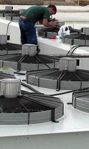 Manutenção em sistema de refrigeração Manutenção em sistema de refrigeração